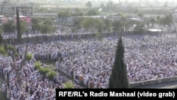 Thousands attended the funeral of the slain Pakistani cleric Maulana Sami ul-Haq on November 3.