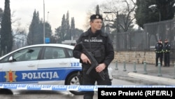 Policija ispred ambasade Sjedinjenih Država poslije napada, Podgorica