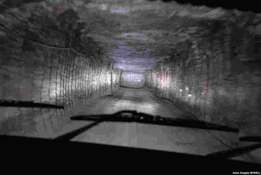 Un tunel de transport în interiorul minei. Vastul filon de sare de sub orașul Soledar, care înseamnă &bdquo;darul de sare&rdquo;, s-a format după ce o mare antică din regiune a secat.