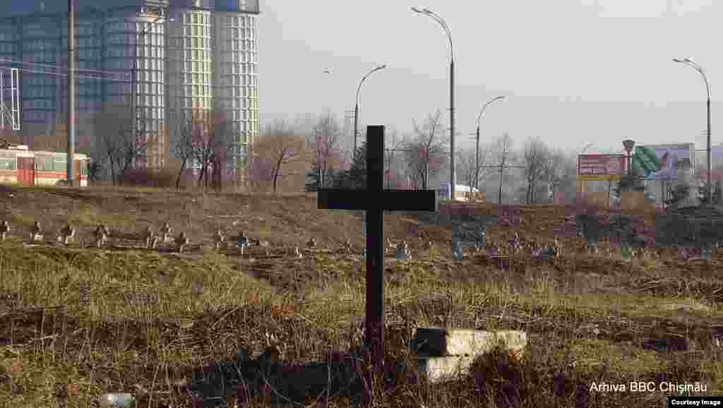 17 ianuarie 2007. Cimitirul eroilor români „General Dragalina“ din Tighina nivelat de tractoare