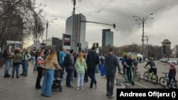La ora de începere a manifestației de solidaritate, oamenii veneau în grupuri compacte de la stațiile de metrou.