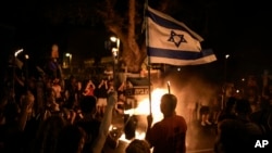 Njerëz duke protestuar kundër Qeverisë së kryeministrit izraelit, Benjamin Netanyahu, dhe bëjnë thirrje për lirimin e pengjeve që po mbahen në Gazë nga Hamasi, Tel Aviv, Izrael, 22 qershor 2024.