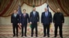 Secretarul de stat american Marco Rubio, consilierul american pentru securitate națională Mike Waltz, ministrul ucrainean de externe Andrii Sîbiha și șeful Biroului prezidențial al Ucrainei Andrii Iermak participă la discuții în Arabia Saudită, 11 martie 2025.