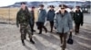 Comandanți de rang înalt ai Forțelor de Rachete Strategice ale Rusiei intră într-o bază americană de rachete balistice intercontinentale în octombrie 1996. 
