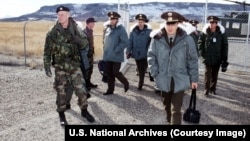 Comandanți de rang înalt ai Forțelor de Rachete Strategice ale Rusiei intră într-o bază americană de rachete balistice intercontinentale în octombrie 1996. 