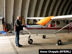 Tomas Nosek și avionul său.