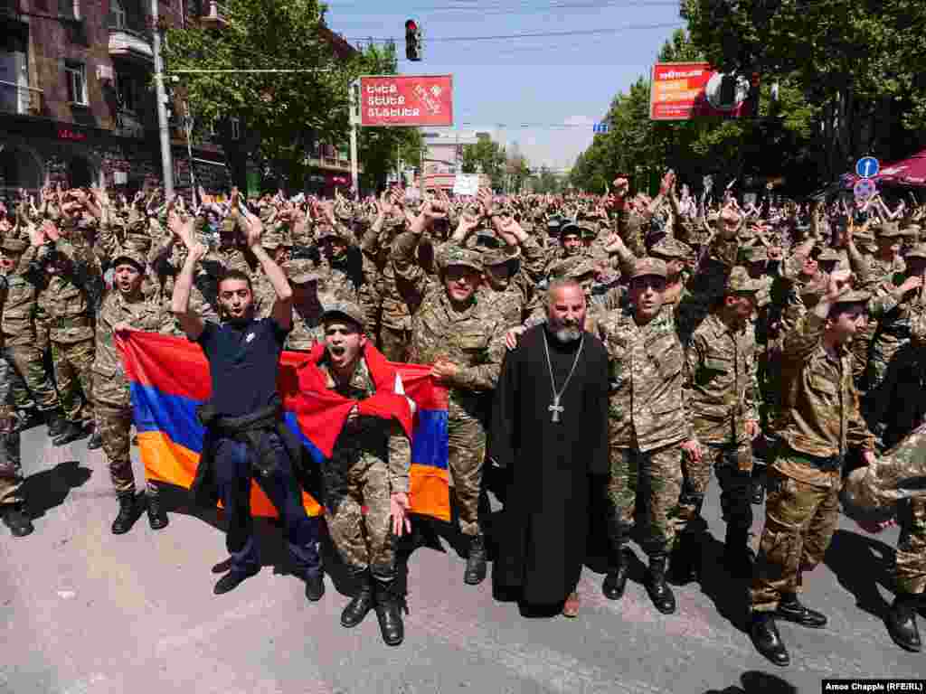 Частина військовослужбовців приєдналися до протесту в Єревані 23 квітня 2018