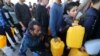 Palestinienii stau la coadă la apă în localitatea Khan Younis, din Fâșia Gaza, după ce Israelul a reluat ofensiva militară împotriva milițiilor Hamas. 4 decembrie 2023 (REUTERS/Ibraheem Abu Mustafa)
