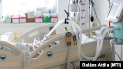 Lélegeztetett betegeket ápolnak a fehérgyarmati kórház intenzív osztályán 2021. április 2-án
