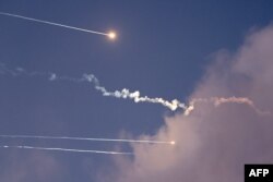 Rachete interceptate deasupra orașului israelian Netanya pe 14 iunie 2025.