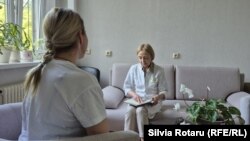 Natalia Coșciug, psiholog-clinician la Institutul Oncologic, consultă una dintre paciente