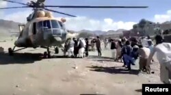 Răniții sunt evacuați cu elicopterele.