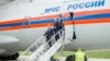 Deputatul Viktor Seliverstov și liderul PSRM, Igor Dodon, coborând din avionul care a adus prima tranșă de vaccinuri „Sputnik V” la Chișinău