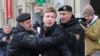 Журналист Роман Протасевич 2017-жылдын март айында нааразылык акциясын чагылдырып жүргөн кезде кармалган учур. 