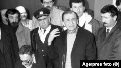 Ion Iliescu vorbind în Studioul 4 al Televiziunii Române, în decembrie 1989