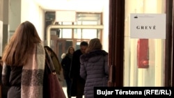 Mësimdhënësit e të gjitha niveleve në Kosovë në vitin 2019 për tri javë kishin mbajtur grevë, me kërkesë rritjen e pagave. 