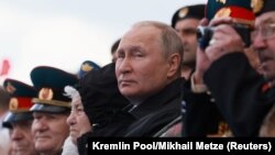 Владимир Путин по време на парада на Червения площад на 9 май 2022 г.