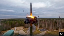 Fotografija iz videa koji je objavila tiskovna služba ruskog Ministarstva odbrane u srijedu, 26. oktobra 2022., na kojoj je interkontinentalna balistička raketa Yars probno je ispaljena u sklopu ruskih nuklearnih vježbi. 