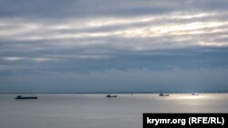 Крім того, пізно ввечері 28 липня стало відомо, що рух автотранспорту Керченським мостом тимчасово перекрито.