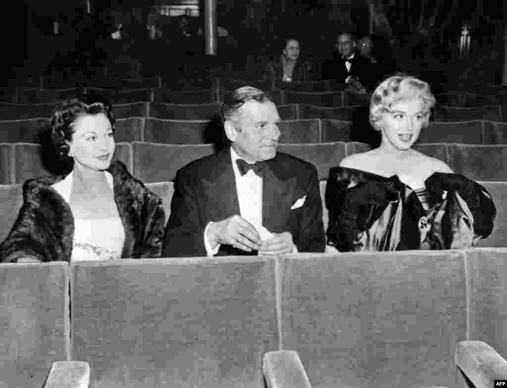 Merilin Monro (djathtas) me shokë, aktorët Vivien Leih dhe Sir Lorenc Olivier në vitin 1956.