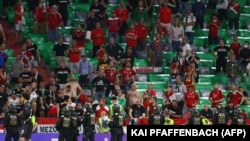 Rendőrsorfal a magyar szurkolók előtt az Európa-bajnokság Német-ország-Magyarország mérkőzésén a müncheni Allianz Arénában 2021. június 23-án