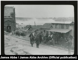 Deși Abbe era conștient de faptul că „fotografierea oricărei cozi este tabu, în special o coadă de alimente”, el a reușit să îi surprindă pe acești muncitori în 1932 în timp ce așteptau în afara unui centru de distribuție a alimentelor înaintea deschiderii. Barajul hidroelectric de la Nipru poate fi văzut în fundal.