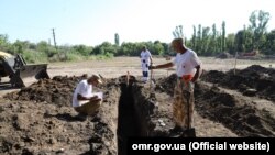 Истражување на новооткриени масовни гробници во Одеса