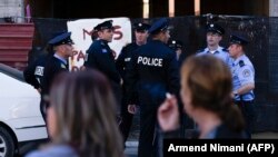 Policia jashtë ministrisë së Infrastrukturës në Prishtinë.
