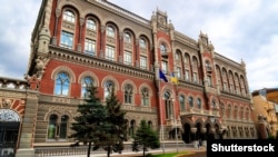 Національний банк України встановив на 14 січня курс 27 гривень 97 копійок за одиницю американської валюти