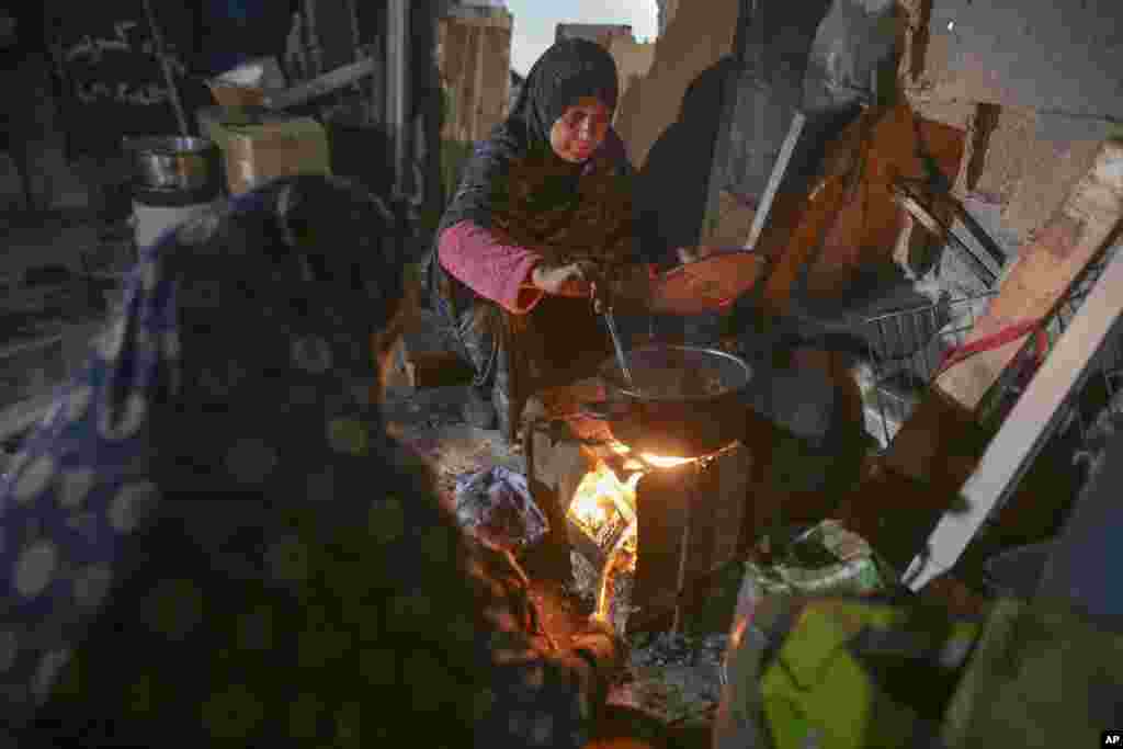 Fatima Al-Absi duke përgatitur ushqimin për iftarin e familjes së saj në ditën e parë të Ramazanit.
