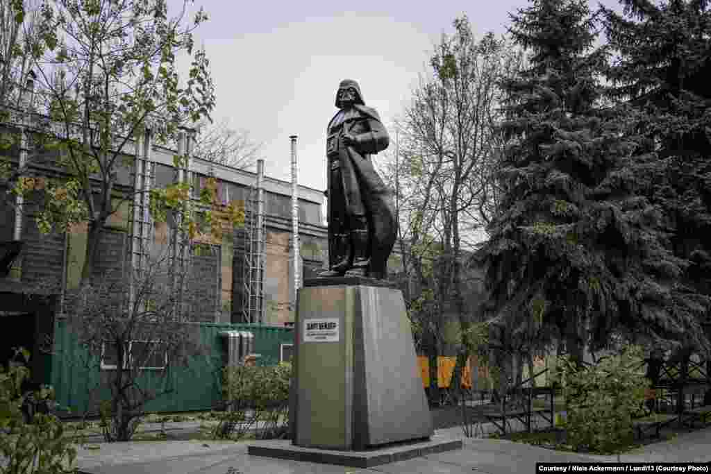 Mještani Odese su obukli kip Lenjinu u Dartha Vadera, zlikovca Star Warsa.