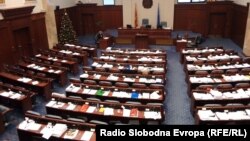 Илустрација: Празна собраниска сала