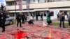 Демонстрантите истурија црвена боја пред зградата на полицијата во Нови Пазар, Србија, 12 април 2025 година