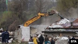 Разрушаването на незаконните сгради в ромската махала в квартал "Захарна фабрика" започна във вторник сутрин.