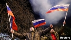 Aktivistët pro-rusë në Donjeck duke festuar pasi presidenti rus, Vladimir Putin njohu pavarësinë e dy rajoneve ukrainase, të kontrolluara nga separatistët e mbështetur nga Moska. 