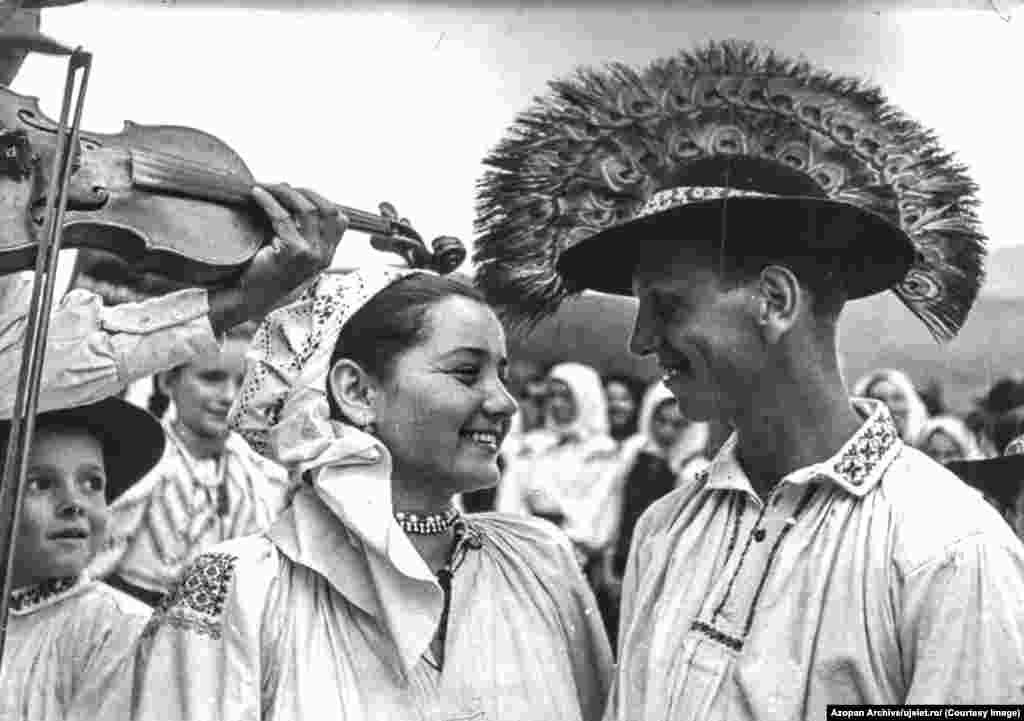 Un cuplu în port tradițional la un festival folcloric, probabil în regiunea Cluj din România După revoluția din 1989, Uj Elet a continuat timp de câțiva ani sub numele nou Erdelyi Figyelo (Observatorul Transilvaniei). Ultimul său număr a fost publicat în 1996. 