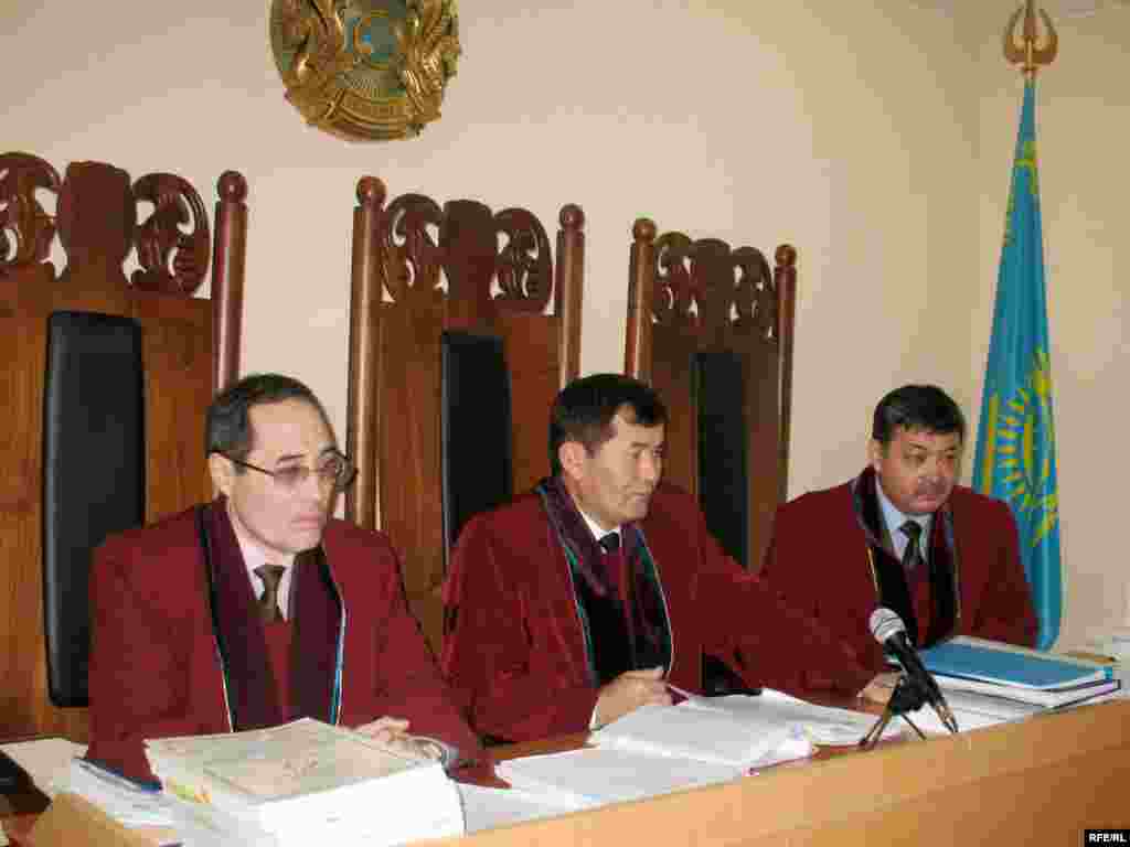 Апелляциялық сот Жақсыбек Күлекеевке шығарылған үкімді өзгеріссіз қалдырды. Астана, 14 қаңтар 2009 жыл. - Астана қалалық сотының қылмыстық істер жөніндегі апелляциялық алқасы "Қазақстан темір жолы" ұлттық компаниясының бұрынғы президенті Жақсыбек Күлекеевке шығарылған Сары-Арқа аудандық №2 сотының шешімін өзгеріссіз қалдырды, ал қорғаушылардың апелляциялық шағымы қанағаттандырылмады. Жақсыбек Күлекеев қызмет бабын асыра пайдаланған деген айыппен үш жылға бас бостандығынан айрылды. Алайда оған тағылған айыптардың бастысы - 100 мың доллар көлемінде пара алған деген айып бойынша ақталды.