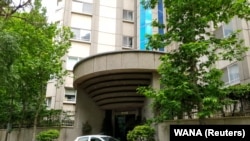 Влезот од зградата каде живеела вработената во швајцарската амбасада во Иран