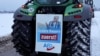 „Fermierii noștri pe primul loc” + emblema partidului extremist de dreapta AfD = bătaie de cap pentru prietenii democrației liberale. 