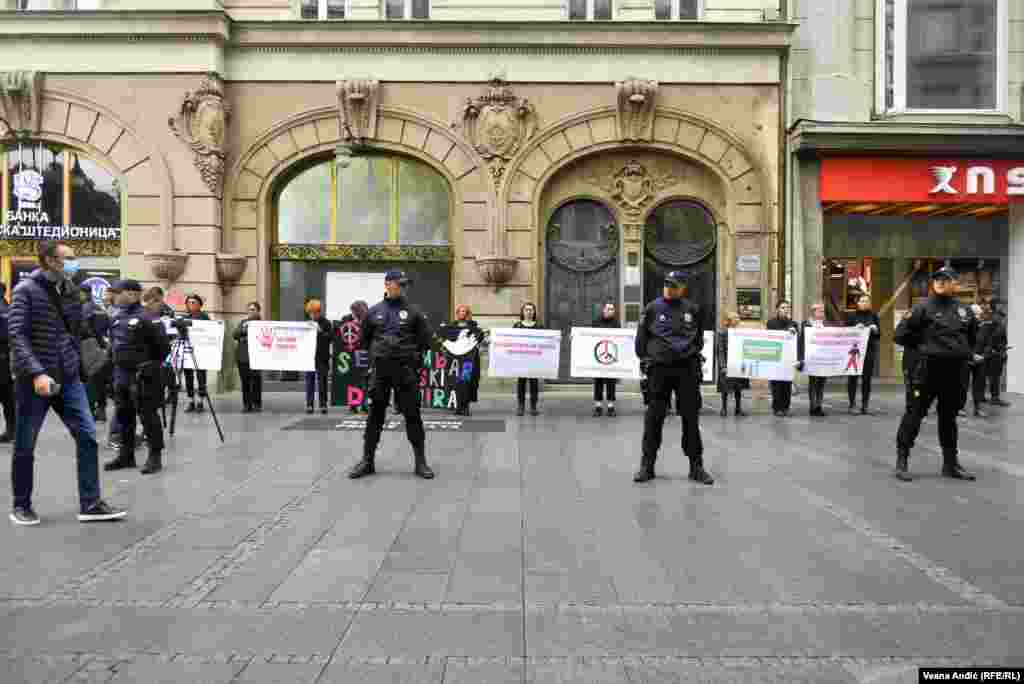 Protest je održan uz prisustvo policije koja je tokom protesta okružila aktivistkinje i aktiviste.&nbsp; &nbsp;