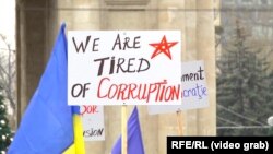 „Ne-am săturat de corupție“, plancardă la o demonstrație anti-guvernamentală la Chișinău. 6 decembrie 2020.
