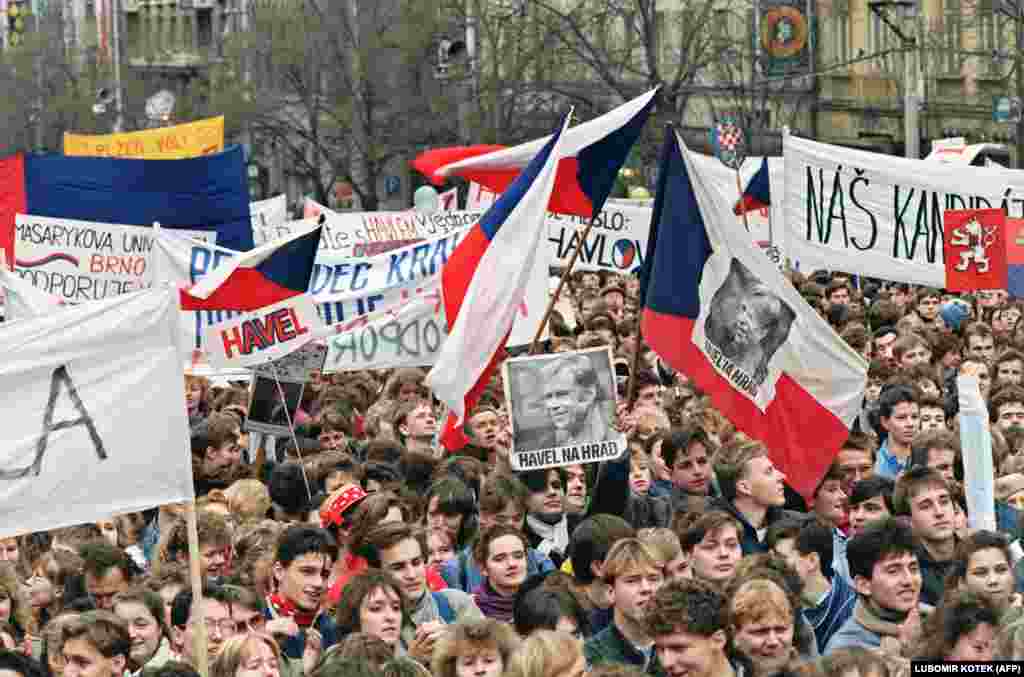 По време на един от протестите на Вацлавския площад на 19 декември 1989 г. е издигнат лозунг &quot;Хавел в Замъка&quot;, в подкрепа на идеята Вацлав Хавел да стане президент. Дори и след като комунистите се съгласяват на свободни избори, демонстрациите продължават.&nbsp;