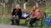 Două pensionare pe o bancă la Briceni 