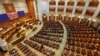Configurația Parlamentului nu ține cont de rezultatul votului: parlamentarii pot migra fără probleme de la un grup parlamentar la altul. În cazul în care nu mai sunt de acord cu șefii lor, pot rămâne neafiliați. Dar puțini optează pentru asta. 