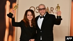 Shirin Sohani i Hossein Molayemi nakon što im je dodijeljen Oscar za film U sjeni čempresa u kategoriji Najbolji kratki animirani film, Los Angeles, Kalifornija, SAD, 2. marta 2025.