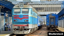 Пасажирів спецрейсу доставлять двома поїздами Kyiv Boryspil Express до центрального залізничного вокзалу у Києві, а далі до місць призначення по всій Україні